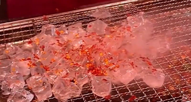 Viral Jajanan Unik Terbuat dari Es Batu yang Dipanggang Rasanya Pedas, Berani Coba? Viral Jajanan Unik Terbuat dari Es Batu yang Dipanggang Rasanya Pedas, Berani Coba?