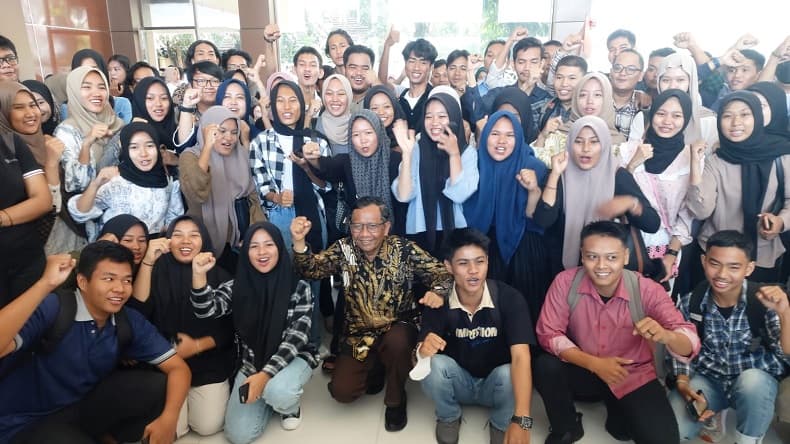 Mahfud MD Diserbu Mahasiswa UBH usai Isi Kuliah Umum, Diajak Foto hingga Disemangati Mahfud MD Diserbu Mahasiswa UBH usai Isi Kuliah Umum, Diajak Foto hingga Disemangati