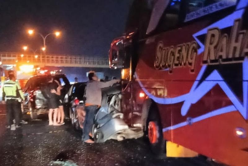 Kecelakaan Beruntun di Tol Krapyak Semarang, Bus Sugeng Rahayu Tabrak 3 Mobil Kecelakaan Beruntun di Tol Krapyak Semarang, Bus Sugeng Rahayu Tabrak 3 Mobil
