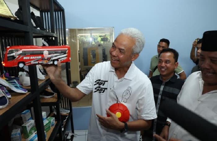 Kunjungi Pabrik Mainan Anak, Ganjar Temukan Gambar Dirinya di Miniatur Bus Kunjungi Pabrik Mainan Anak, Ganjar Temukan Gambar Dirinya di Miniatur Bus