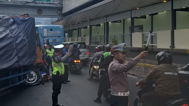 Truk Kecelakaan di Gatot Subroto Jakarta, Lalu Lintas Padat Merayap Truk Kecelakaan di Gatot Subroto Jakarta, Lalu Lintas Padat Merayap