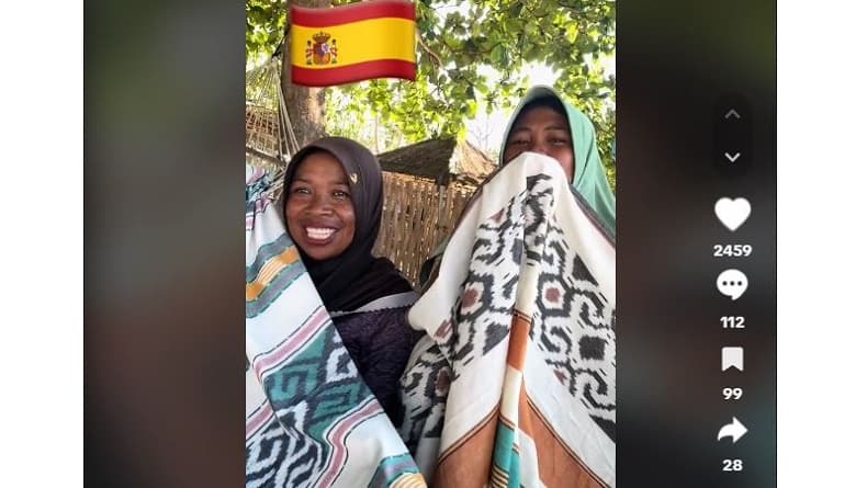 Viral Ibu-Ibu Pedagang Kain di Pantai Lombok Lancar 3 Bahasa Asing, Netizen: Ijazah Tidak Perlu Viral Ibu-Ibu Pedagang Kain di Pantai Lombok Lancar 3 Bahasa Asing, Netizen: Ijazah Tidak Perlu