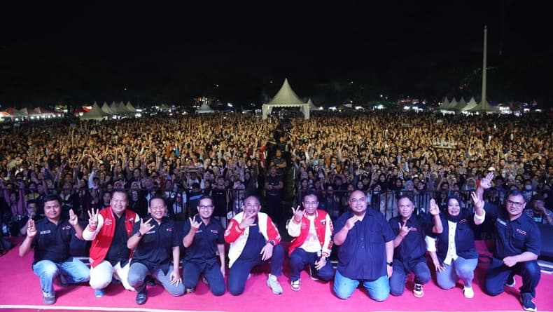 Solid Dukung Ganjar-Mahfud, Warga Karanganyar Ramaikan Pesta Rakyat di Alun-alun Solid Dukung Ganjar-Mahfud, Warga Karanganyar Ramaikan Pesta Rakyat di Alun-alun