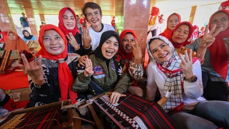 Program KTP Sakti Ganjar-Mahfud MD Didukung Ibu-Ibu Lampung Program KTP Sakti Ganjar-Mahfud MD Didukung Ibu-Ibu Lampung