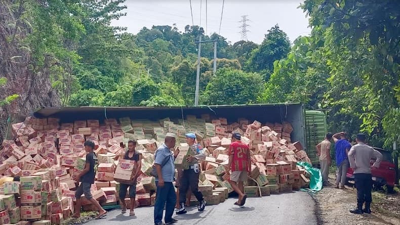 Kecelakaan di Tanjakan Sarimi Kolaka Utara, Truk Angkut 15 Ton Mi Instan Terguling Kecelakaan di Tanjakan Sarimi Kolaka Utara, Truk Angkut 15 Ton Mi Instan Terguling