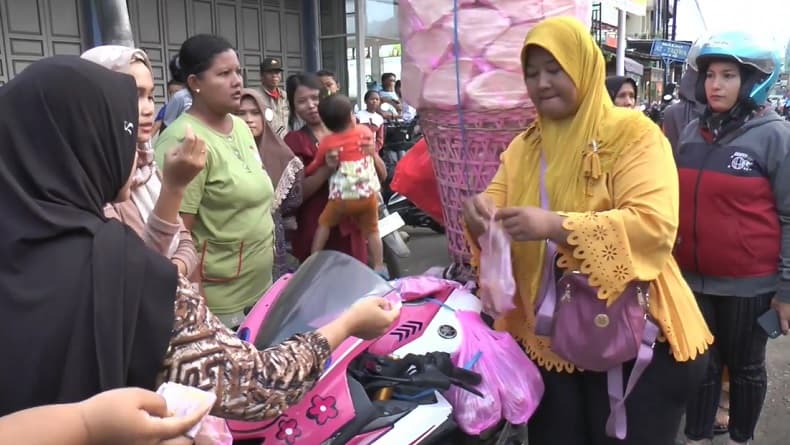 Kisah Single Mom Mantan Sekuriti di Jakarta, Kini Sukses Jualan Kerupuk Gunakan Moge Kisah Single Mom Mantan Sekuriti di Jakarta, Kini Sukses Jualan Kerupuk Gunakan Moge