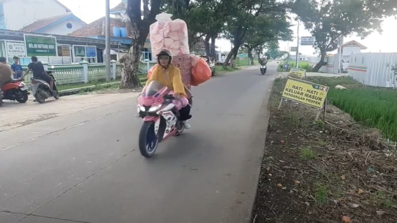 Viral Emak-Emak di Demak Jualan Kerupuk Goreng Pasir Gunakan Moge Pink Viral Emak-Emak di Demak Jualan Kerupuk Goreng Pasir Gunakan Moge Pink