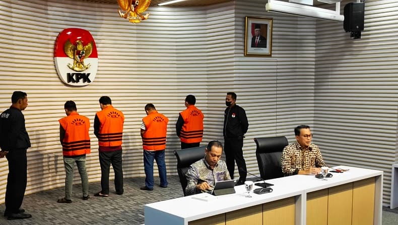 KPK Tetapkan Bupati Labuhanbatu Erik Adtrada Ritonga Tersangka, Langsung Ditahan KPK Tetapkan Bupati Labuhanbatu Erik Adtrada Ritonga Tersangka, Langsung Ditahan