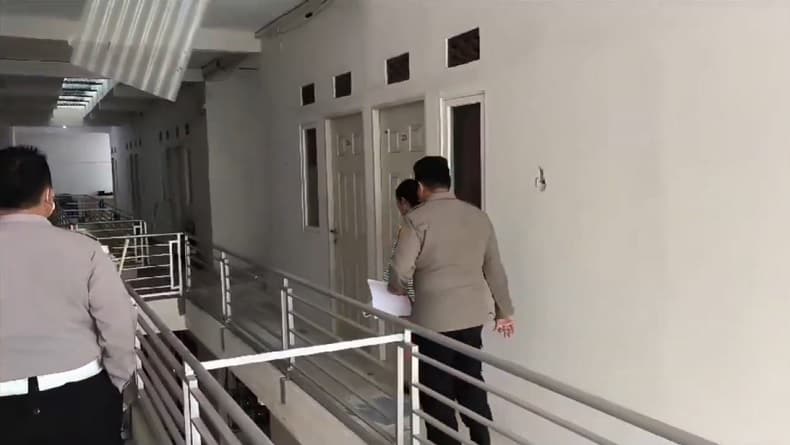 Polisi Olah TKP Mahasiswi Unesa Tewas Diduga Terjatuh dari Lantai 3 Tempat Kos Polisi Olah TKP Mahasiswi Unesa Tewas Diduga Terjatuh dari Lantai 3 Tempat Kos