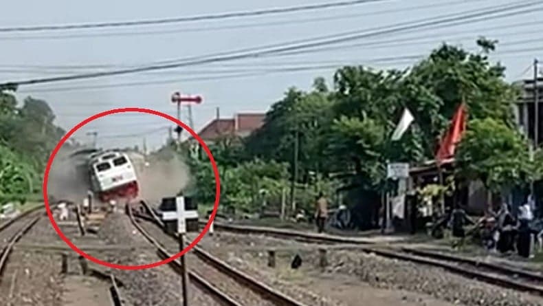 Detik-Detik KA Pandalungan Anjlok di Sidoarjo, Muncul Kepulan Debu saat Lokomotif Keluar Rel Detik-Detik KA Pandalungan Anjlok di Sidoarjo, Muncul Kepulan Debu saat Lokomotif Keluar Rel