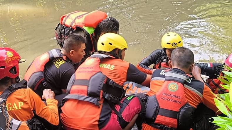 Tragis, Bocah 13 Tahun di Bantul Tewas Tenggelam di Sungai Konteng Tragis, Bocah 13 Tahun di Bantul Tewas Tenggelam di Sungai Konteng