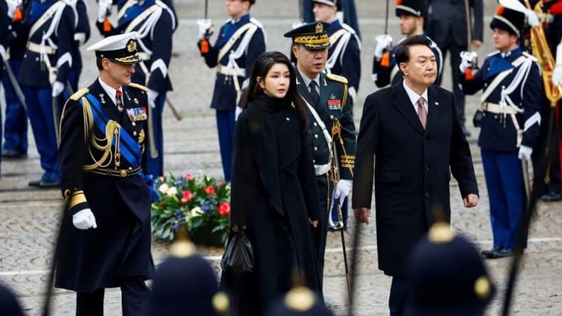 Skandal Tas Dior Hadiah untuk Ibu Negara Hantui Presiden Korsel jelang Pemilu Skandal Tas Dior Hadiah untuk Ibu Negara Hantui Presiden Korsel jelang Pemilu