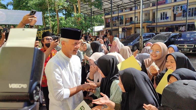 Ribuan Santri Ponpes An Nur Ngrukem Heboh Sambut Kedatangan Ganjar Pranowo Ribuan Santri Ponpes An Nur Ngrukem Heboh Sambut Kedatangan Ganjar Pranowo
