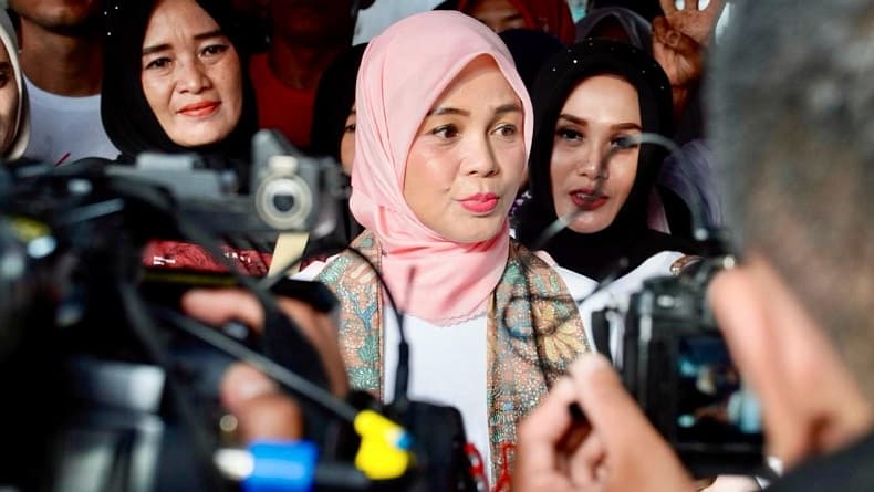 Atikoh dan Alam Ganjar Bareng Pasukan Penguin Akan Bersih-bersih GBK usai Konser Salam Metal Atikoh dan Alam Ganjar Bareng Pasukan Penguin Akan Bersih-bersih GBK usai Konser Salam Metal