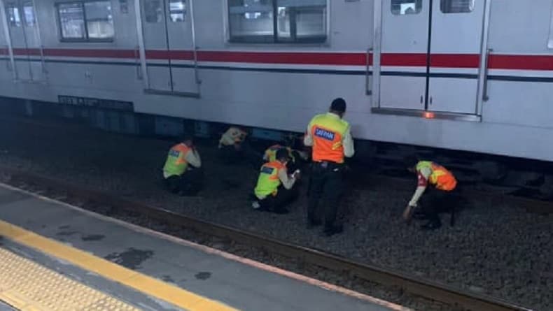 KRL Relasi Tanah Abang-Rangkasbitung Gangguan di Stasiun Pondok Ranji KRL Relasi Tanah Abang-Rangkasbitung Gangguan di Stasiun Pondok Ranji