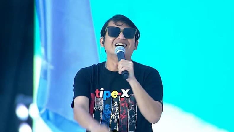 Tutup Hajatan Rakyat Banyuwangi, Tipe-X Tampil Energik Bawakan Lagu Kamu Ngga Sendirian Tutup Hajatan Rakyat Banyuwangi, Tipe-X Tampil Energik Bawakan Lagu Kamu Ngga Sendirian