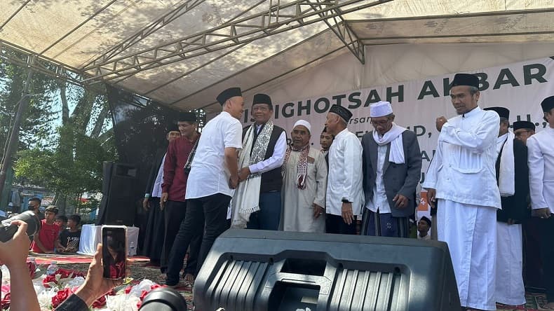Mahfud Hadiri Istighosah Akbar di Cicurug Sukabumi, Disambut Ribuan Massa Mahfud Hadiri Istighosah Akbar di Cicurug Sukabumi, Disambut Ribuan Massa