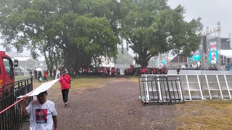Semangat Dukung Ganjar-Mahfud, Massa Rela Hujan-hujanan Hadiri Kampanye Akbar di Solo
