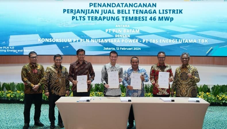 PLN dan TBS Energi Teken Kontrak Jual Beli Listrik dari PLTS Terapung di Batam PLN dan TBS Energi Teken Kontrak Jual Beli Listrik dari PLTS Terapung di Batam
