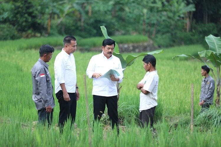 Menteri ATR/BPN Serahkan Sertifikat PTSL di Desa Gunung Bunder 2 Menteri ATR/BPN Serahkan Sertifikat PTSL di Desa Gunung Bunder 2