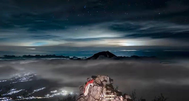 Viral, Ternyata seperti Ini Pemandangan Lautan Awan Gunung Sindoro Malam Hari Viral, Ternyata seperti Ini Pemandangan Lautan Awan Gunung Sindoro Malam Hari