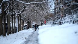 Badai Salju Lumpuhkan Beijing, Jalan-Jalan Ditutup