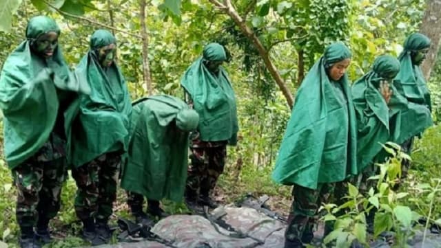 Luar Biasa, Serdadu Wanita TNI AU Sholat di Samping Senjata dalam hutan saat Latihan Tempur