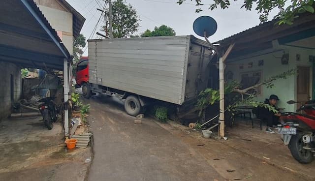 Sopir Tersesat gegara Google Maps, Truk Tergelincir di Babakan Tangsel