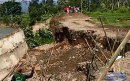 Jalan-Jembatan Putus Diterjang Banjir Bandang, Warga 3 Desa di Salem Brebes Terisolasi