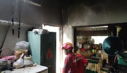Penghuni Ngecas HP Ditinggal Mandi, Rumah di Bogor Terbakar