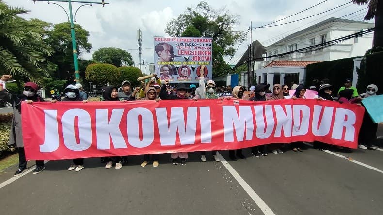 Massa Geruduk KPU Tolak Hasil Pilpres Curang, Bawa Spanduk Minta Jokowi Mundur