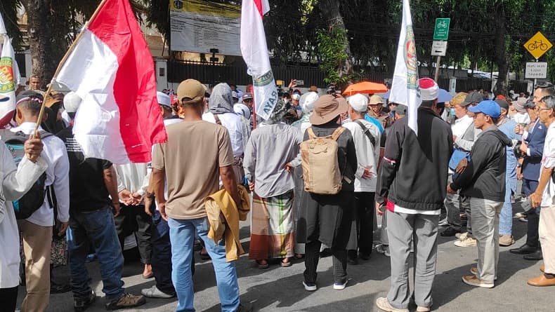 Massa Datangi KPU, Tolak Hasil Pemilu 2024 hingga Desak Jokowi Mundur