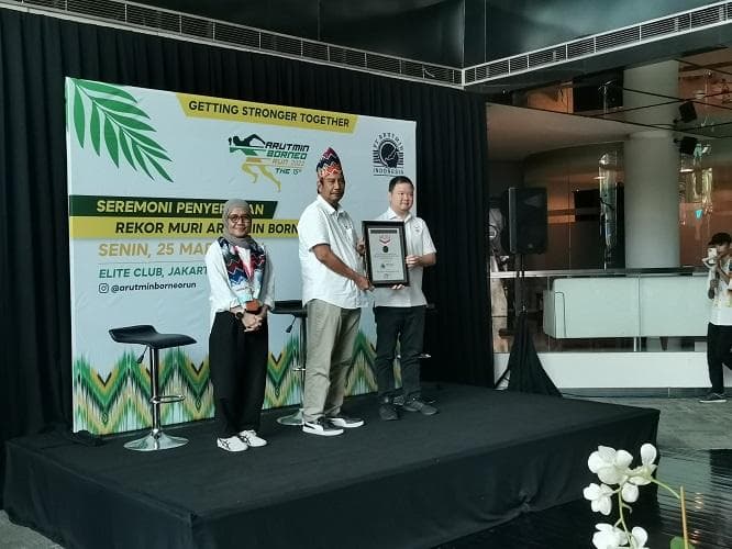 Keren! Arutmin Borneo Run Dapat Penghargaan 2 Rekor MURI