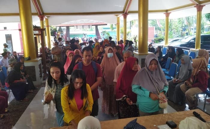 Emak-emak di Malang Rela Antre Beras 1,5 Jam demi Beras Murah di Bulan Ramadan