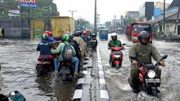 Banjir Rendam Jalan Pantura Bekasi, Sepeda Motor Mogok