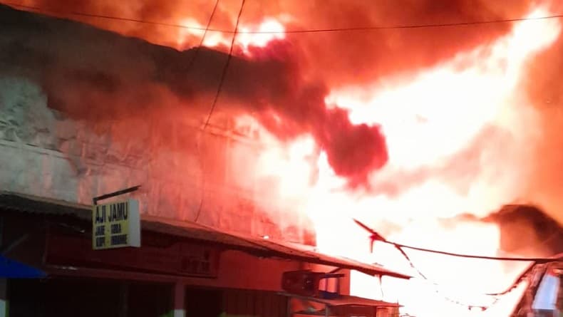 Kebakaran Hebat Terjadi di Slipi Jakbar, Api Berkobar