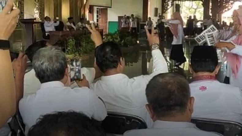 Viral Ratusan PPPK Joget Lagu Oke Gas saat Pelantikan, Pj Bupati Pamekasan: Saya Mohon Maaf Viral Ratusan PPPK Joget Lagu Oke Gas saat Pelantikan, Pj Bupati Pamekasan: Saya Mohon Maaf