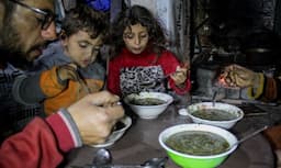Pilu! Kisah Keluarga Gaza Terpaksa Buka Puasa Makan Tanaman Liar