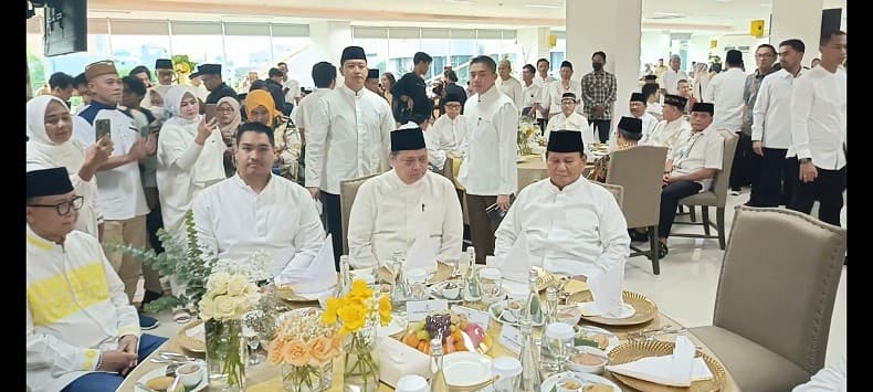 Prabowo-Gibran Sambangi Kantor DPP Partai Golkar, Buka Bersama dengan Kader