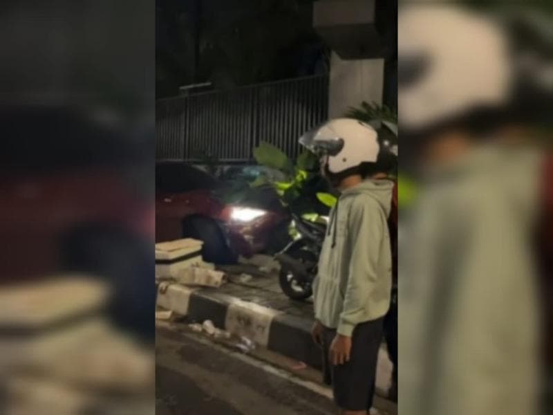 Mobil Gagal Drift Tabrak Pedagang Kopi di Pondok Indah, Korban Sempat Terjepit Mobil Gagal Drift Tabrak Pedagang Kopi di Pondok Indah, Korban Sempat Terjepit