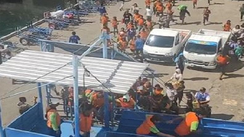 Viral Porter Berlomba-lomba Lari saat Kapal Bersandar, Berjuang Mengais Rezeki di Musim Lebaran Viral Porter Berlomba-lomba Lari saat Kapal Bersandar, Berjuang Mengais Rezeki di Musim Lebaran