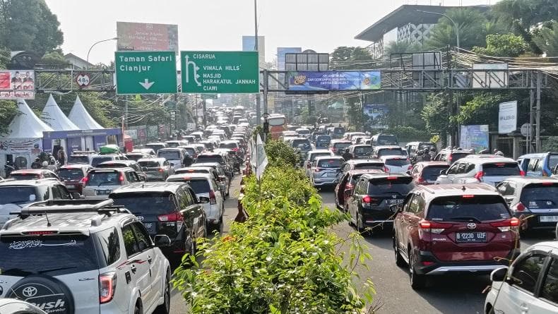 Jalur Puncak Diberlakukan One Way Imbas Macet 1,5 Km pada H+1 Lebaran Jalur Puncak Diberlakukan One Way Imbas Macet 1,5 Km pada H+1 Lebaran