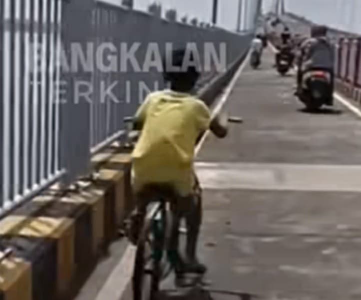 Viral Bocah Mudik Naik Sepeda Ontel di Jembatan Suramadu Tuai Sorotan Netizen Viral Bocah Mudik Naik Sepeda Ontel di Jembatan Suramadu Tuai Sorotan Netizen
