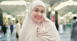 Bikin Pangling, Rebecca Klopper Tuai Pujian Netizen saat Pakai Hijab di Tanah Suci