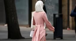 Muslimah Swedia Menang Gugatan Lawan Maskapai yang Memecatnya karena Berjilbab