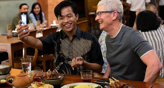 Tiba di Jakarta, Bos Apple Tim Cook Pamer Makan Sate Ayam: Bikin Ngiler!