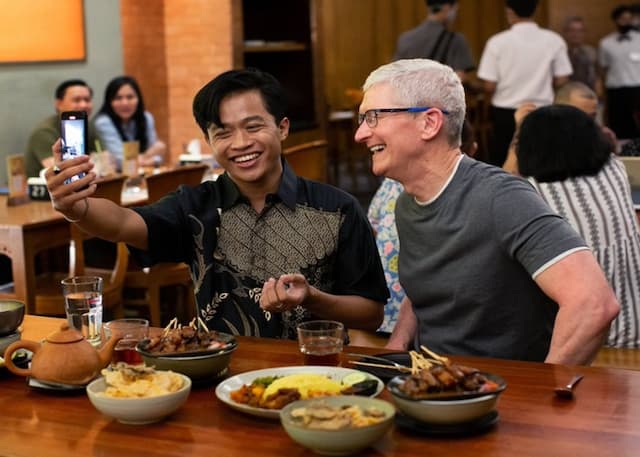 CEO Apple Tim Cook Bagikan Momen Makan Sate Ayam saat Tiba di Jakarta