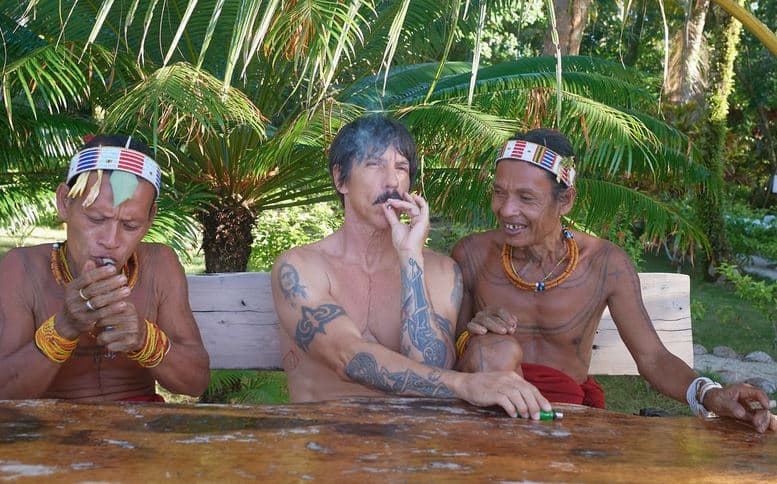 Viral Anthony Kiedis Vokalis RHCP Liburan di Mentawai, Duduk Santai Nyebat Bersama 2 Sikerei Viral Anthony Kiedis Vokalis RHCP Liburan di Mentawai, Duduk Santai Nyebat Bersama 2 Sikerei