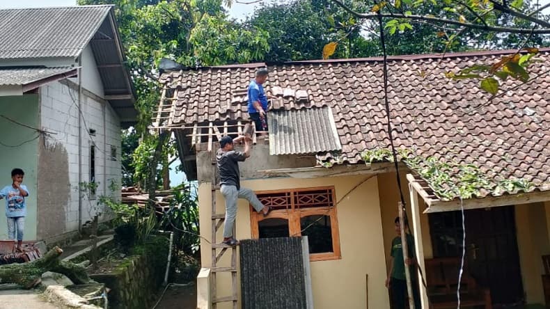 Angin Kencang Terjang Sukamakmur Bogor, Puluhan Rumah Warga Rusak