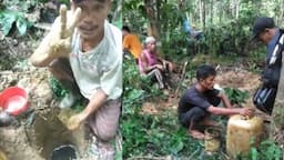 Viral Bapak-Bapak Temukan Minyak di Tengah Hutan, Netizen: Jangan Sampai Garong Elite Tahu